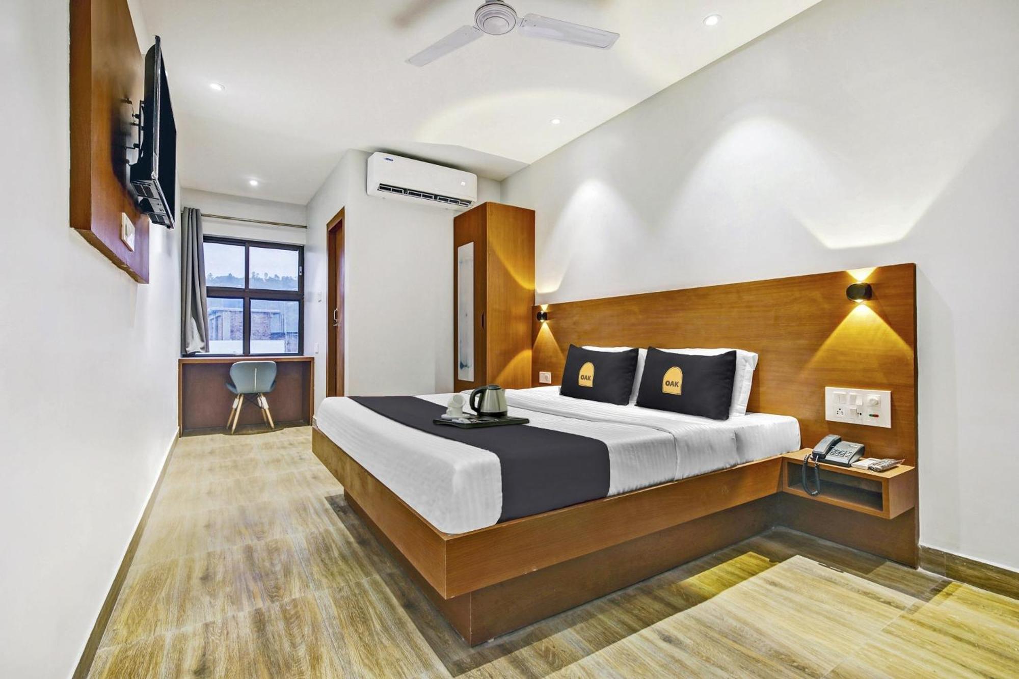 Townhouse Oak Hi-City Hotel Guwahati Ngoại thất bức ảnh