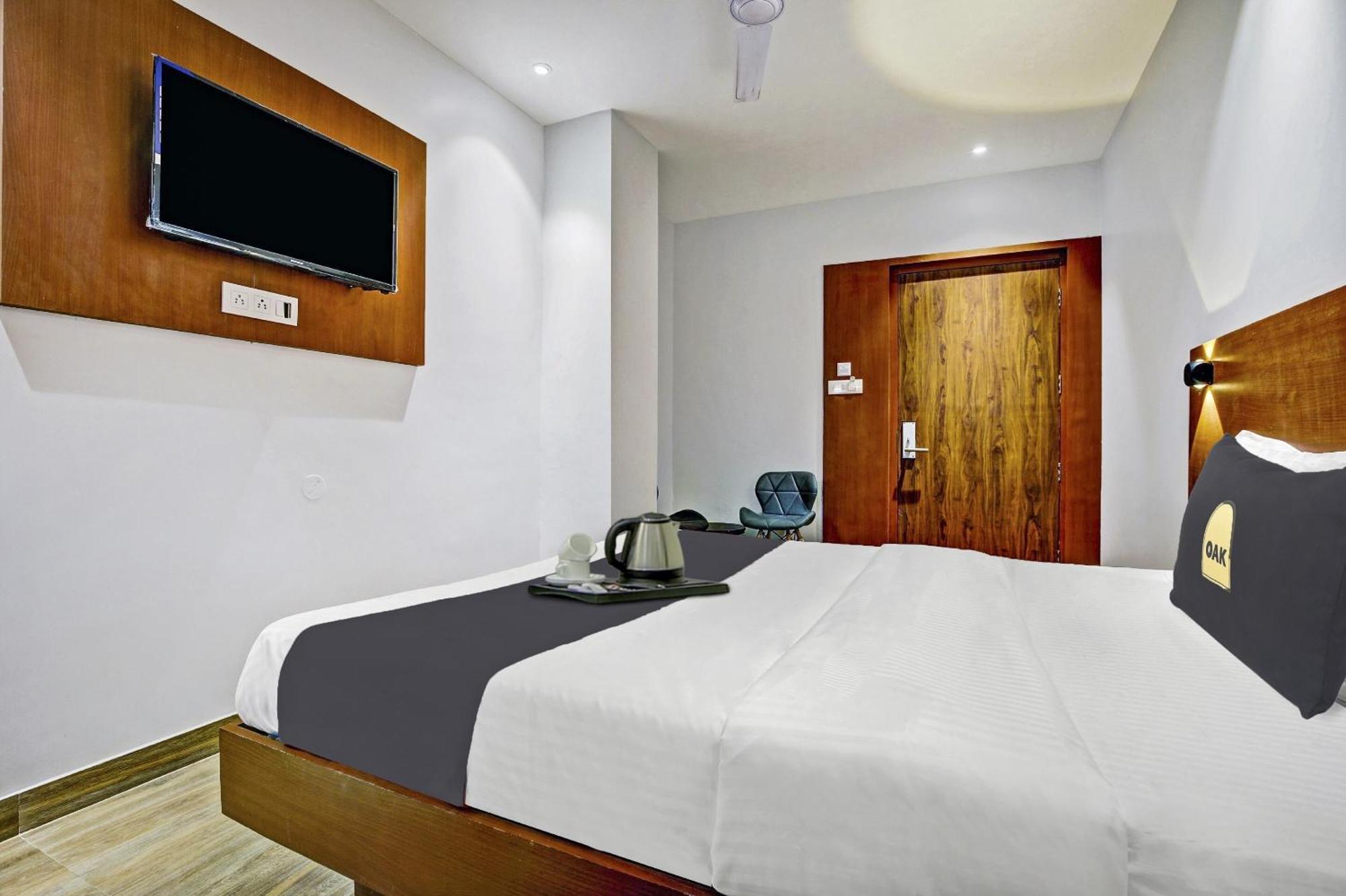 Townhouse Oak Hi-City Hotel Guwahati Ngoại thất bức ảnh